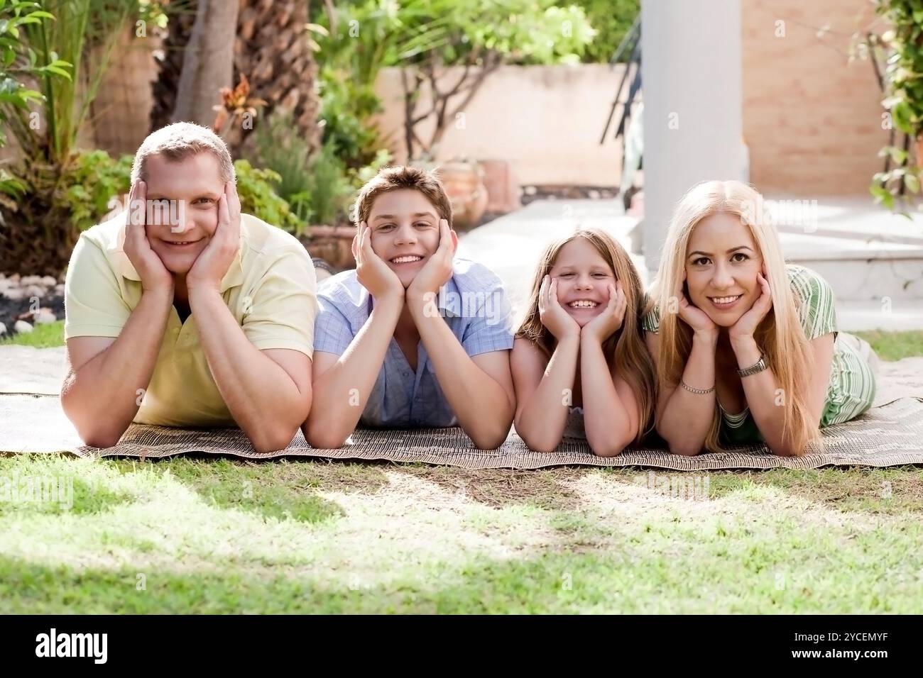Una famiglia incantevole su ci cortile e guardando a voi Foto Stock