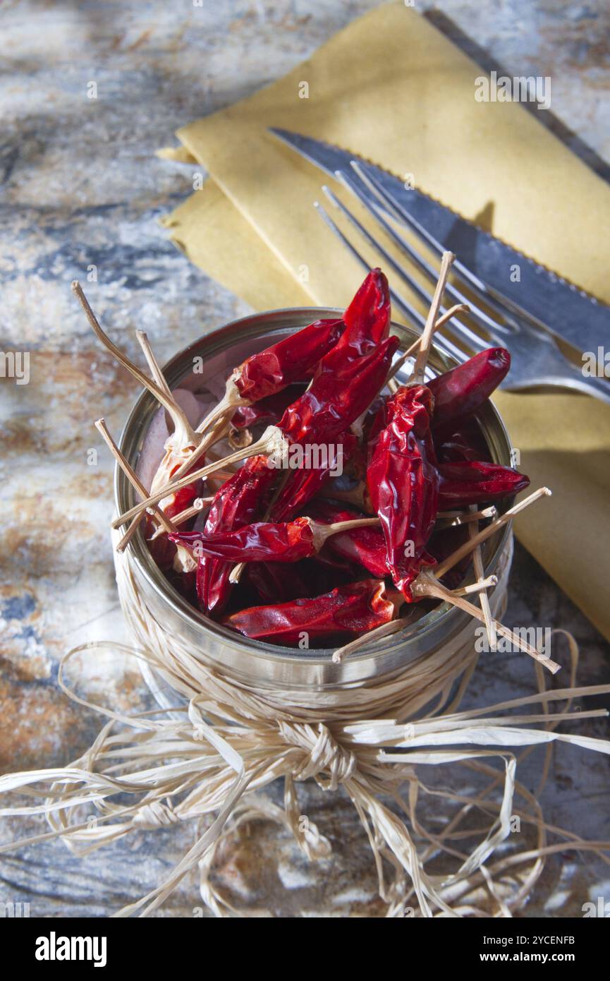 Presentazione dell'ingrediente principe della cucina, peperoncino secco Foto Stock