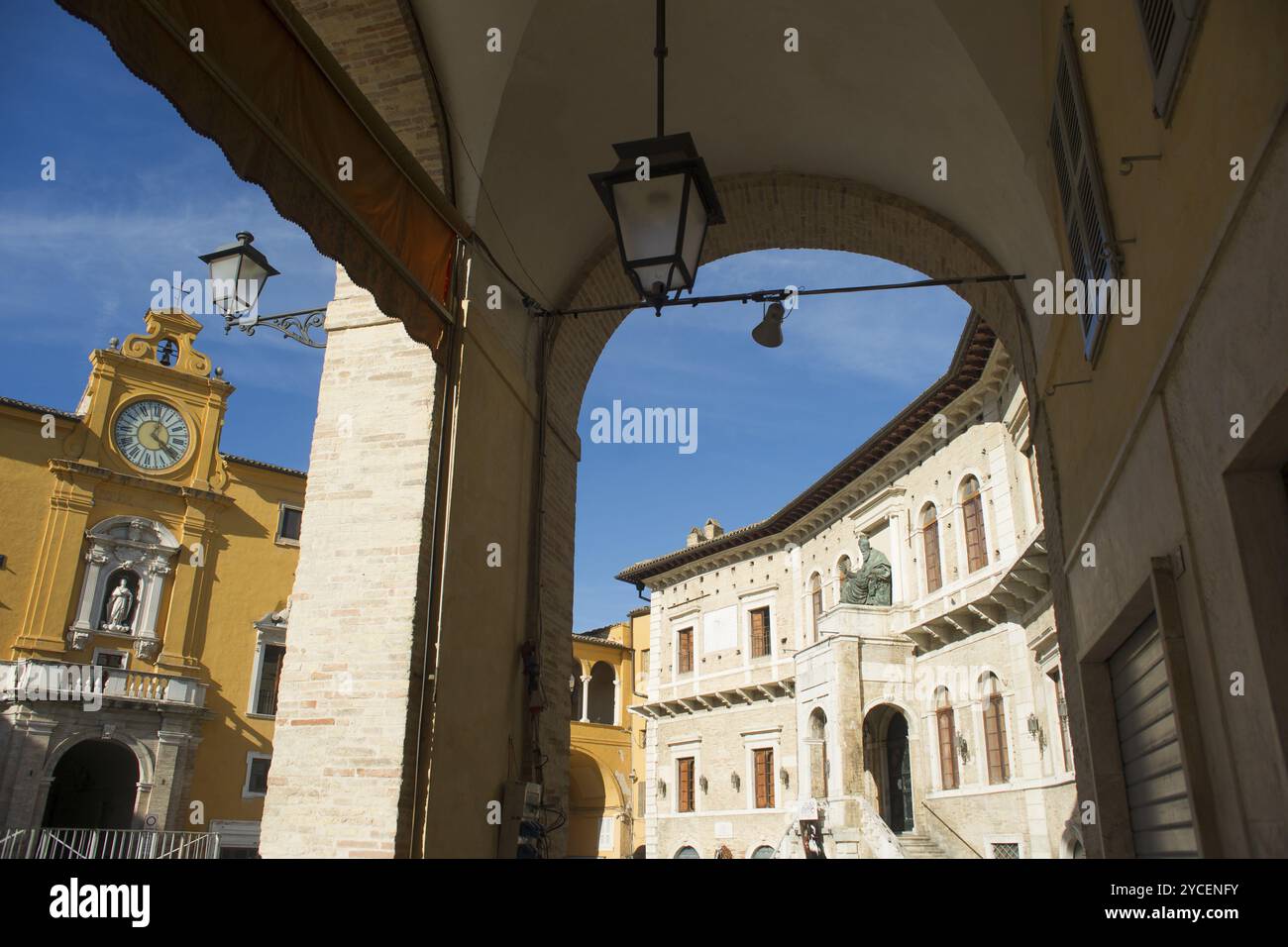 Antica città di fermo nella piazza principale delle Marche Foto Stock