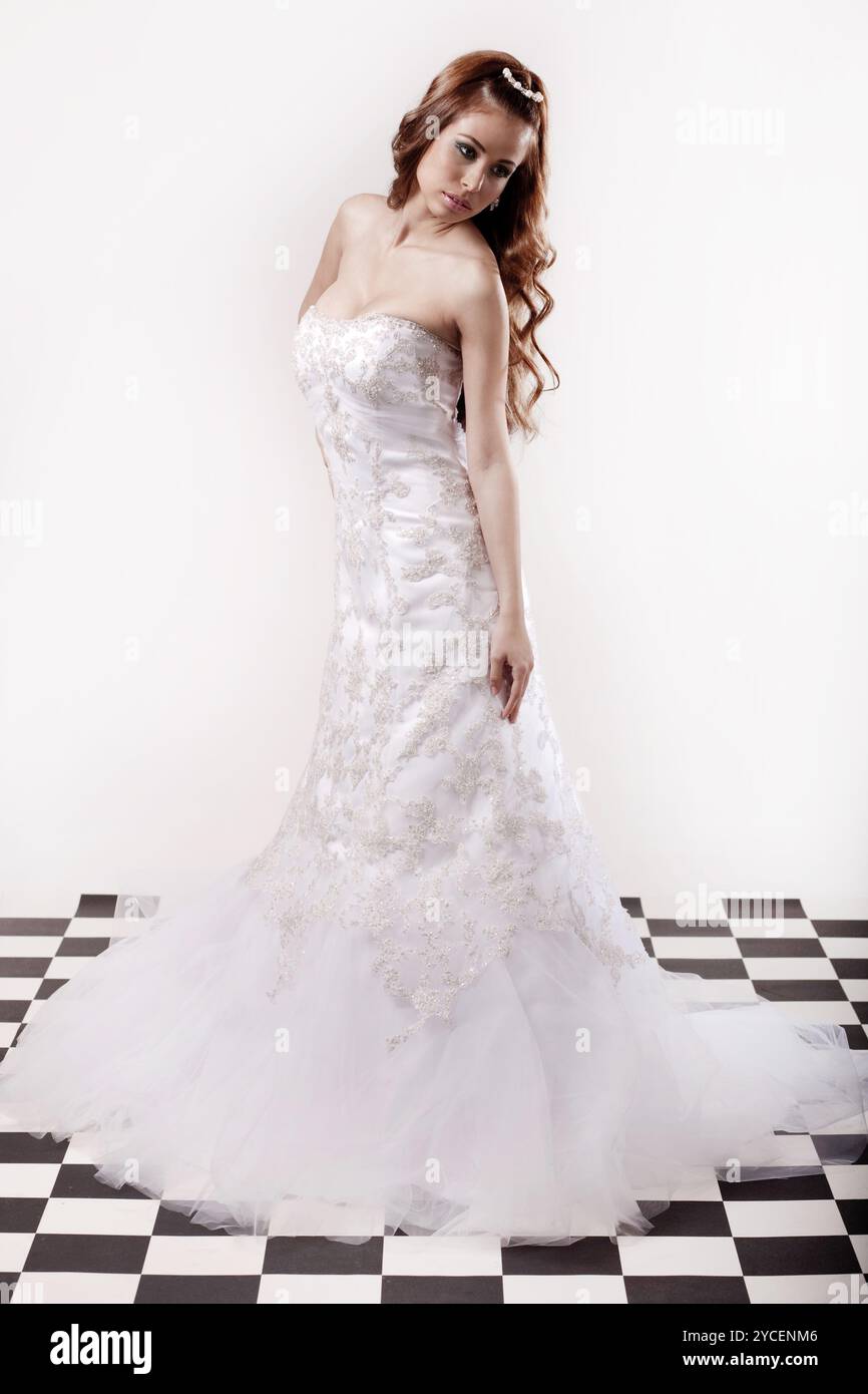 Giovane sposa in posa il giorno del matrimonio Foto Stock
