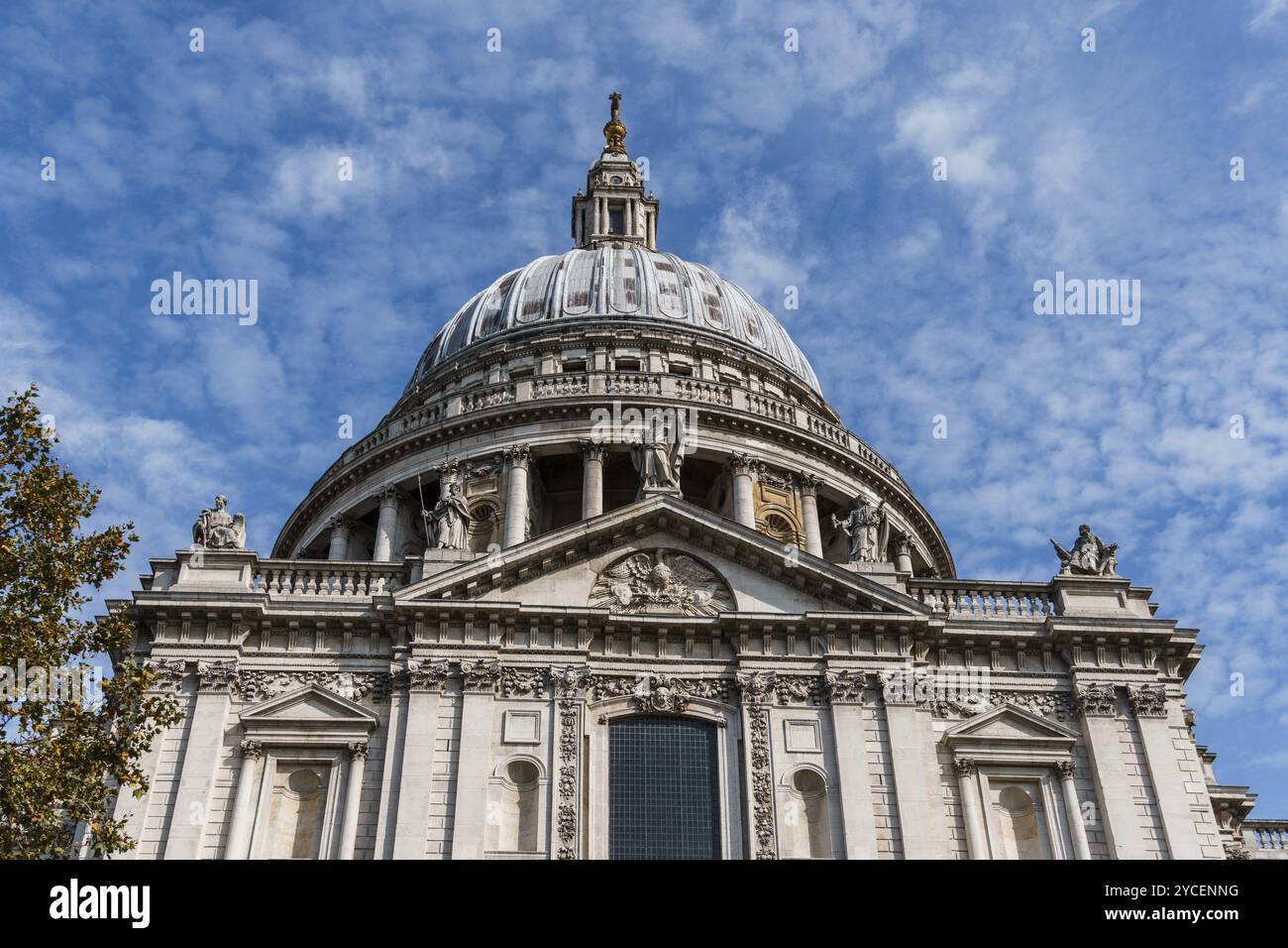 Vista dal basso angolo della cupola della cattedrale di St Paul a Londra Foto Stock