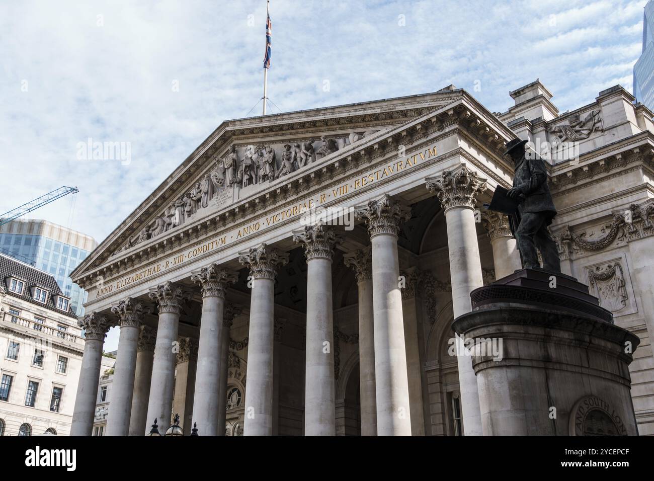 Londra, Regno Unito, 25 agosto 2023: Vista esterna del Royal Exchange, un edificio commerciale storico. Dettaglio del frontone e del portico. Statua di James He Foto Stock