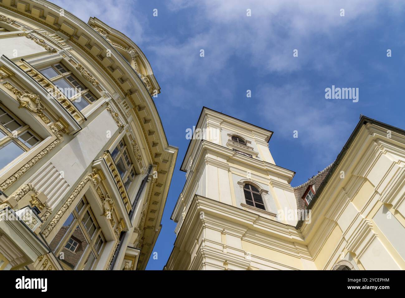 Architettura Sibiu in una giornata di sole contro un cielo blu Foto Stock