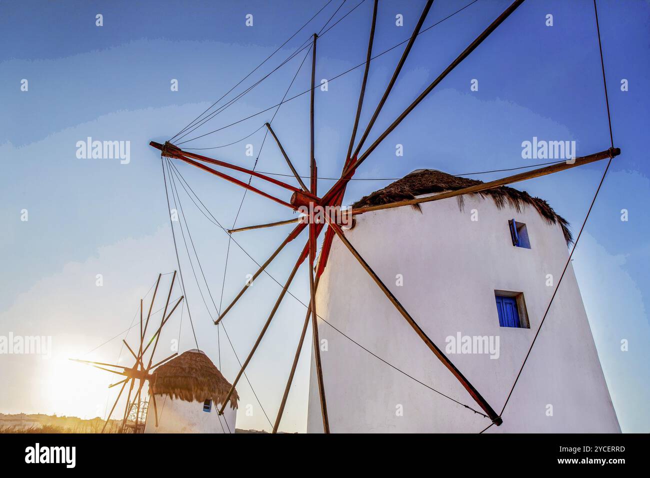 I famosi mulini a vento sull'isola di Mykonos, una delle isole greche al mattino con le onde del sole. Una delle migliori isole greche con aeroporto e molte navi per il Pireo e Raf Foto Stock