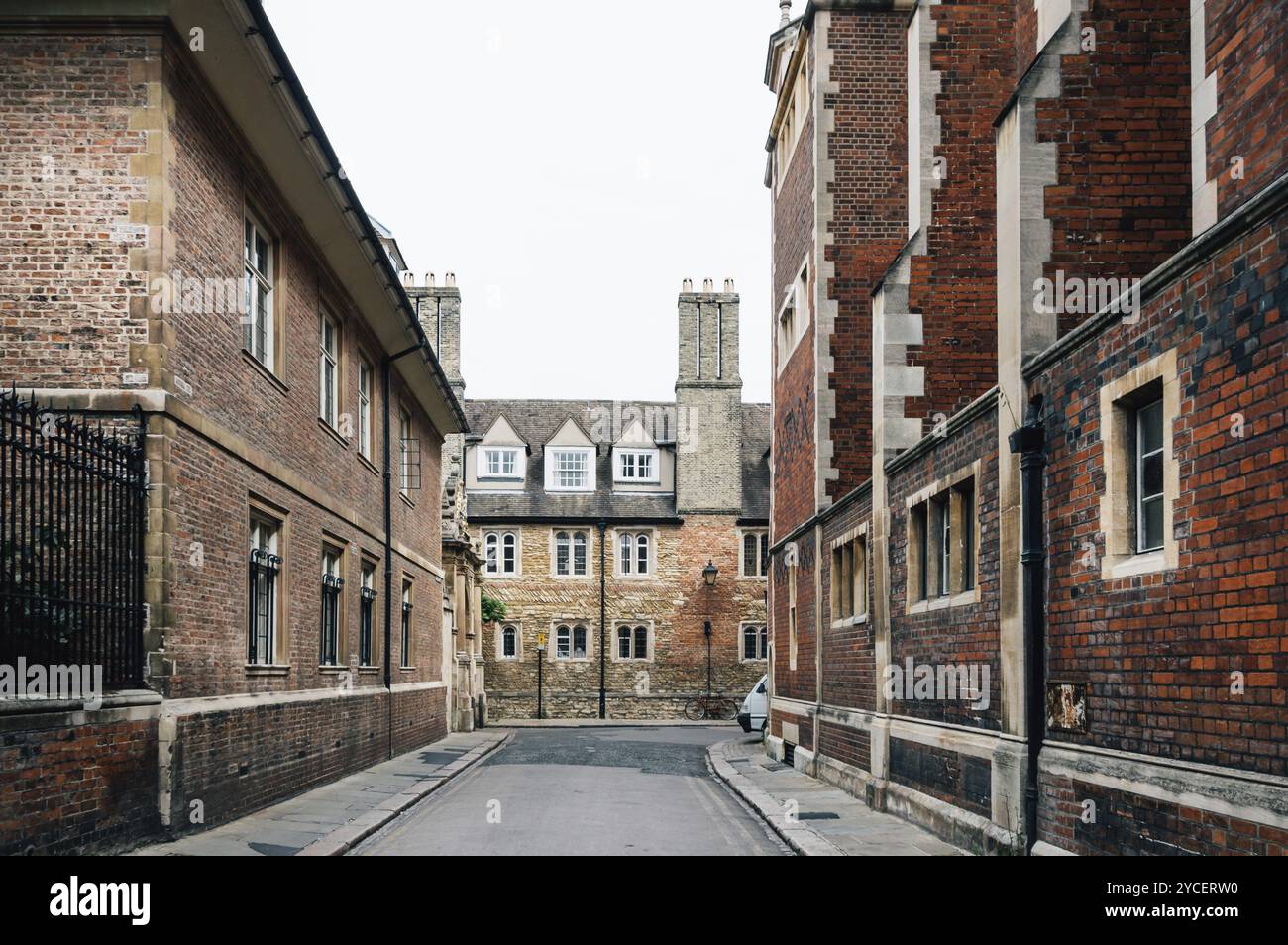 Empty Street in Cambridge con mattoni rossi edifici un giorno nuvoloso Foto Stock