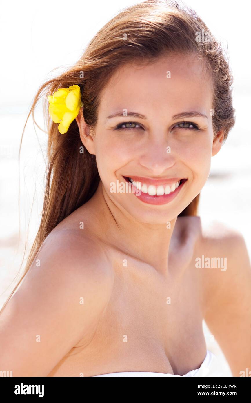 Vista ravvicinata di un modello femminile alla moda sorridente alla fotocamera Foto Stock