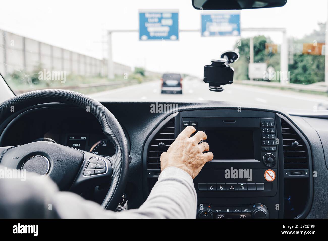 L uomo alla guida della sua auto sulla superstrada Foto Stock