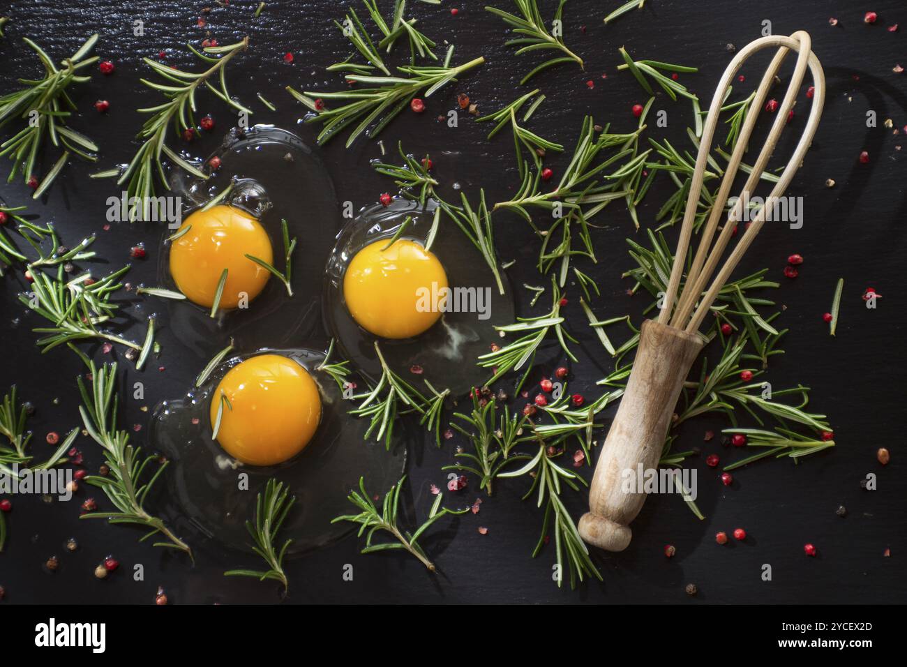 Presentazione di fresco e uova crude sul pavimento nero di pomice Foto Stock
