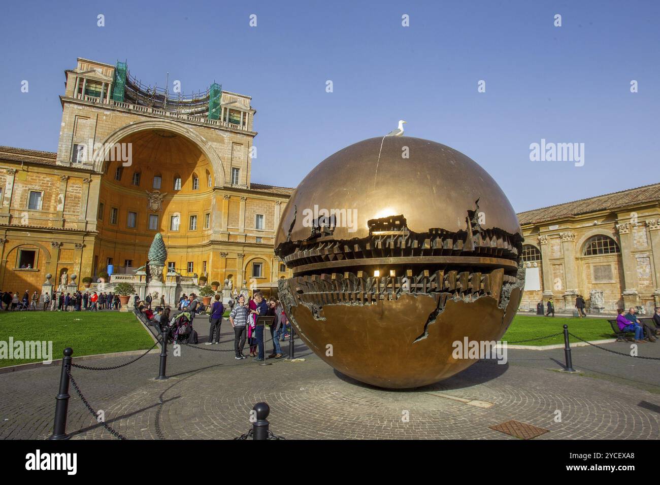 02-16-2016, Vaticano, Roma, Italia. Sfera nella sfera, Arnaldo Pomodoro. Vaticano, cortile di Pinecone. Gente che cammina Foto Stock