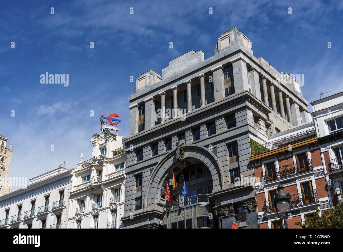 Madrid, Spagna, 19 maggio 2024: Vecchi edifici in via Alcala nel centro di Madrid. Industrial Bank Building di Antonio Palacios Architect, Europe Foto Stock