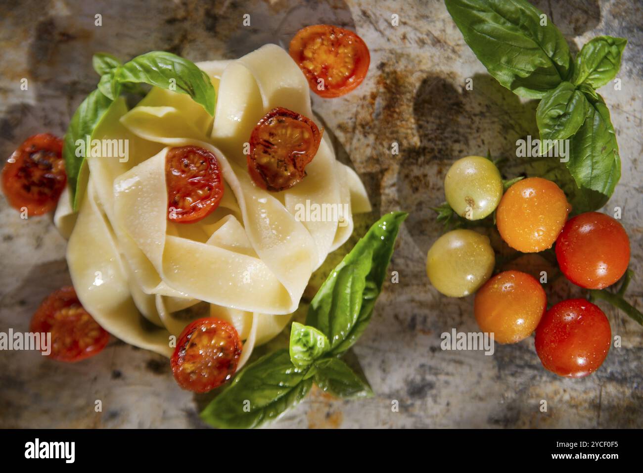 Nido di pappardelle con pomodoro e basilico Foto Stock