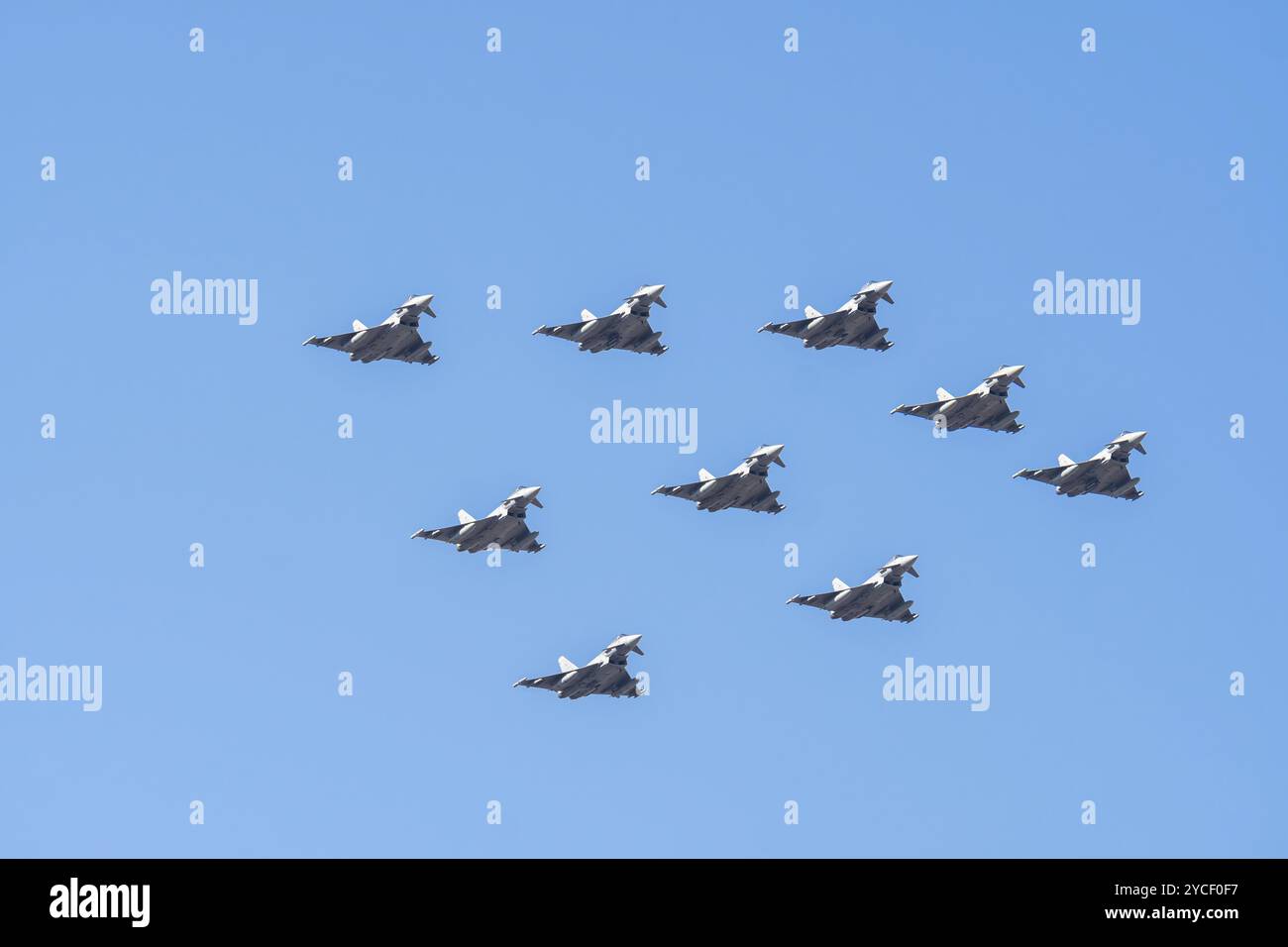 Madrid, Spagna, 12 ottobre 2023: Nove caccia da combattimento EF-2000 Eurofighter in formazione durante la parata delle forze armate nel giorno degli spagnoli Foto Stock