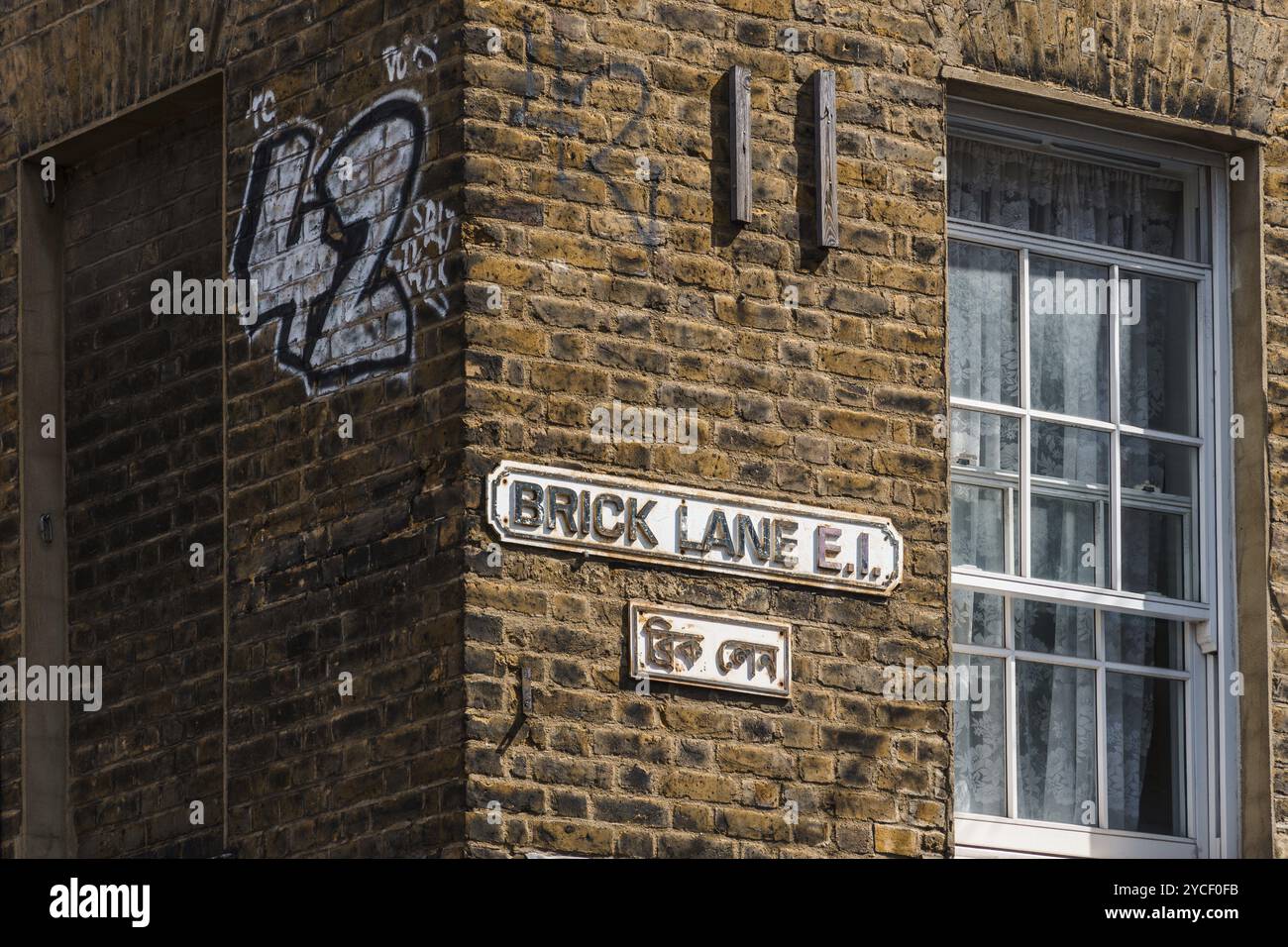 Londra, Regno Unito, 25 agosto 2023: Insegna del nome Brick Lane Street sul muro di mattoni Foto Stock