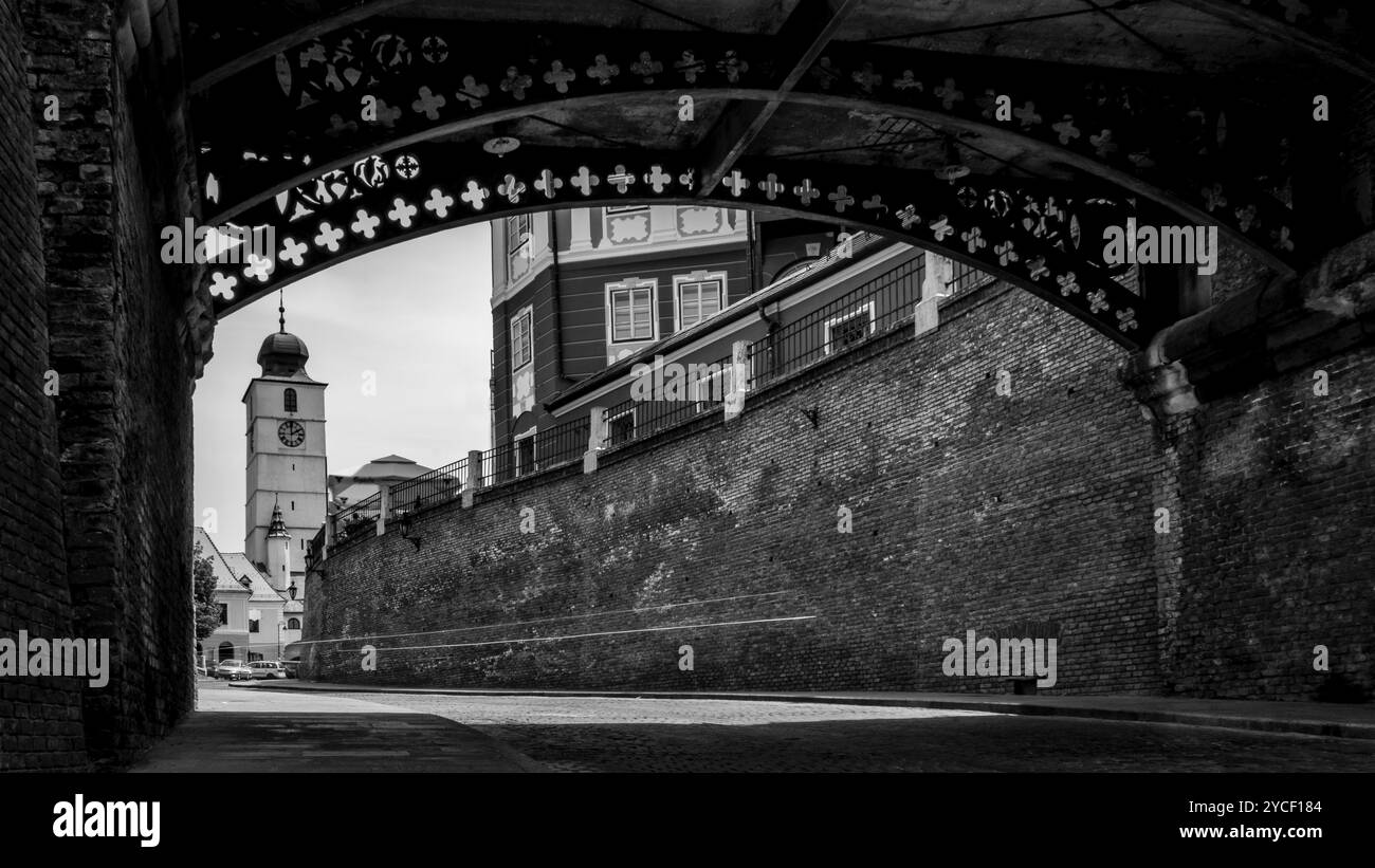 Sibiu sotto il Ponte dei Liari e con la Torre del Consiglio sullo sfondo Foto Stock