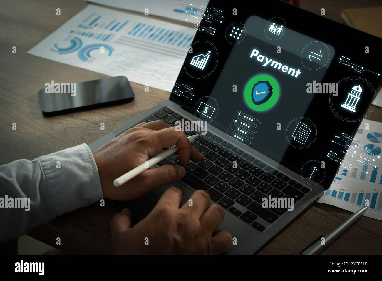 Uomo d'affari che utilizza la carta di credito per pagare le transazioni online su smartphone cellulare concetto di pagamento online digitale Foto Stock
