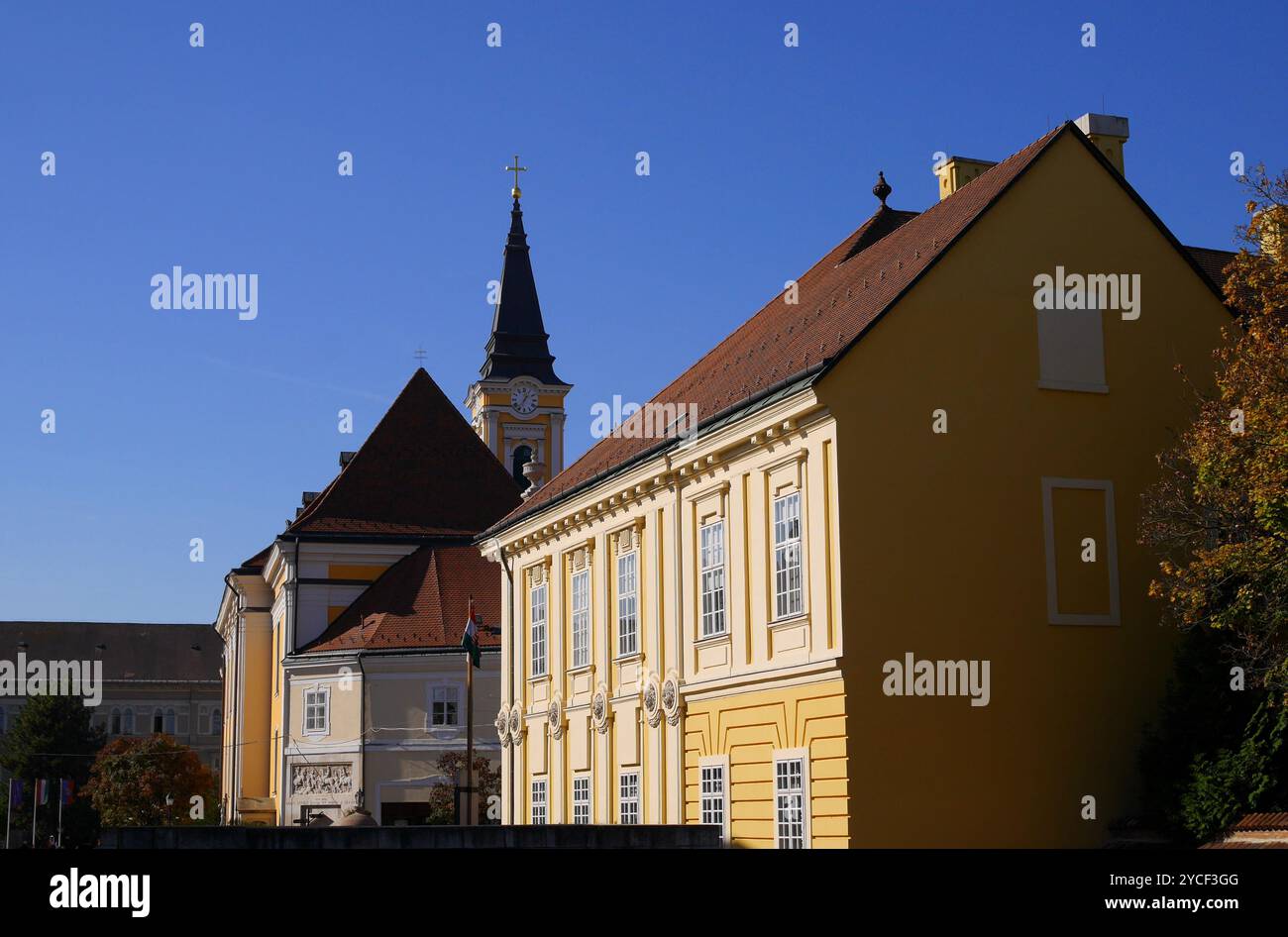 Centro città con Szent Imre-templom, Chiesa di San Imre, sullo sfondo, Szekesfehervar, Ungheria Foto Stock