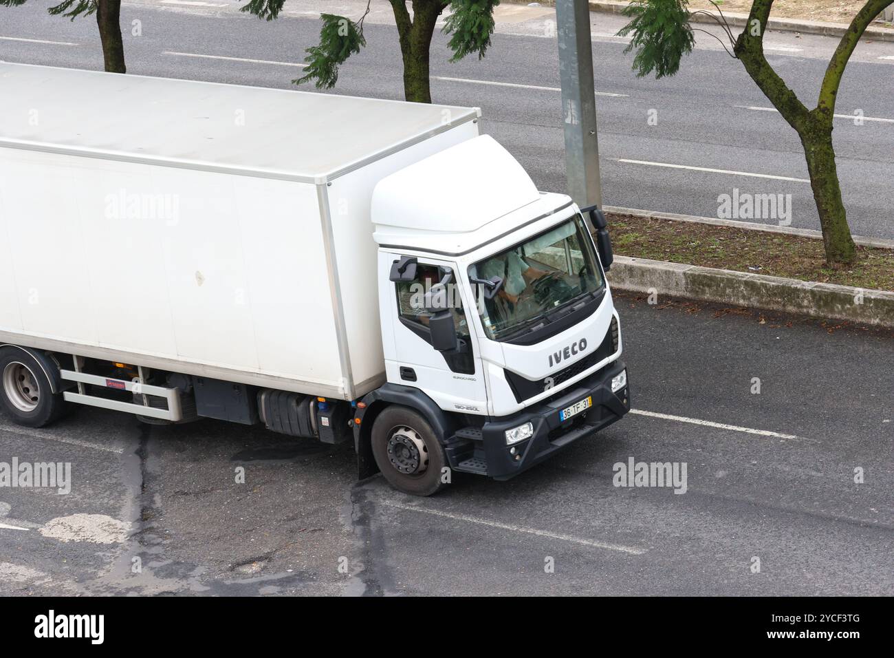 Camion iveco bianco che guida su una strada a più corsie Foto Stock