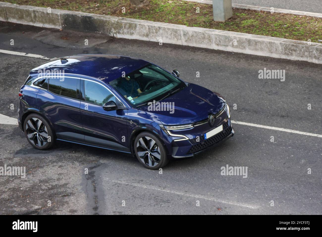 Nuova renault megane e tech auto elettrica che guida su strada Foto Stock