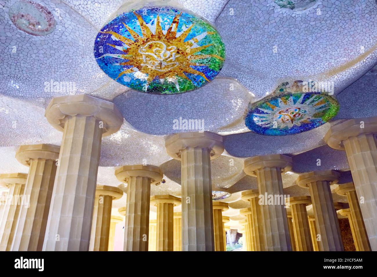 Hall con mosaici di sun al soffitto, al Parco Guell, Barcelona, Spagna. Foto Stock