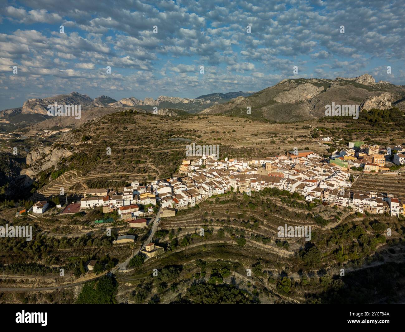 Veduta aerea del villaggio di Tarbena, Costa Blanca, Alicante, Comunità Valenciana, Spagna - foto stock Foto Stock