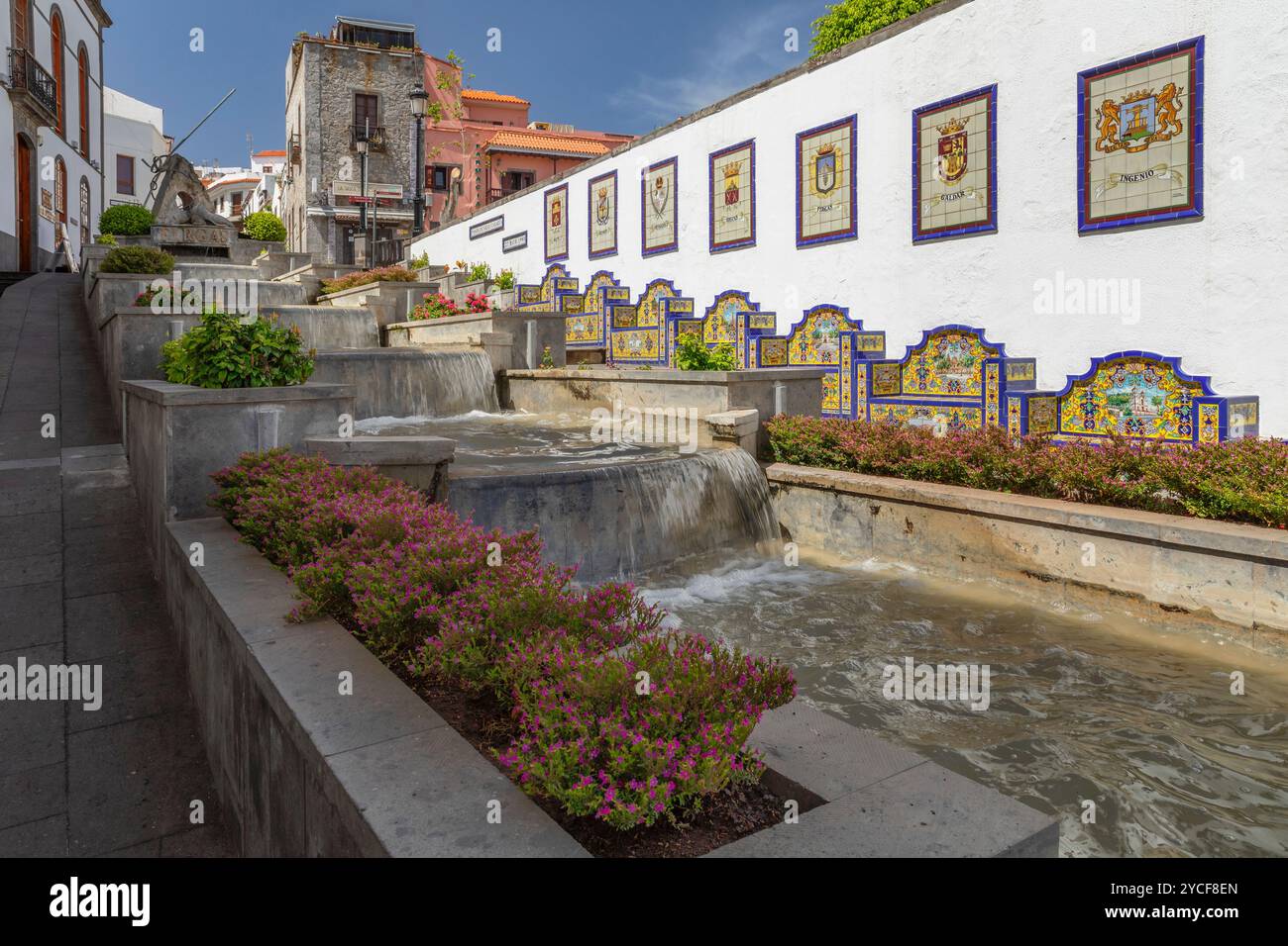 Panchine in ceramica alle scale dell'acqua Paseo de Canarias, Firgas, Gran Canaria, Isole Canarie, Spagna Foto Stock