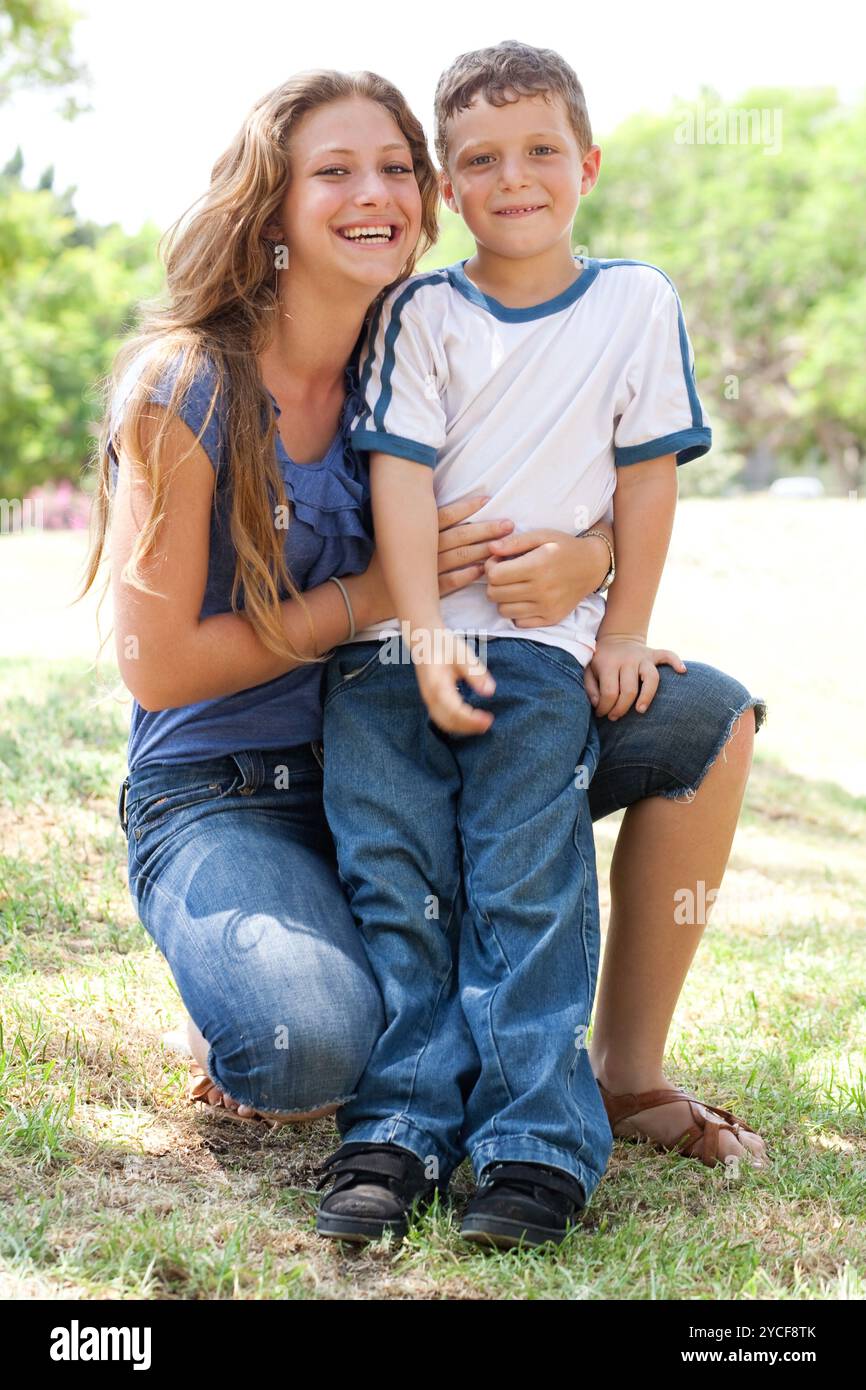 Immagine di madre premurosa che abbraccia il suo figlio mentre al parco Foto Stock