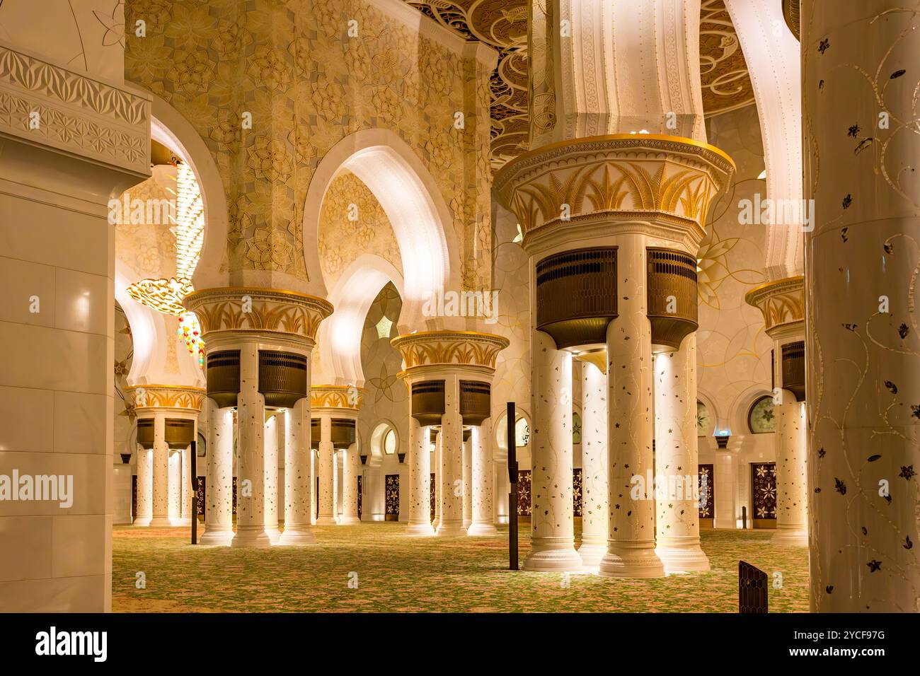 Sala di preghiera, interno con lampadario, illuminazione serale, Moschea Sheikh Zayed, grande Moschea, Abu Dhabi, Emirati Arabi Uniti, Asia Foto Stock