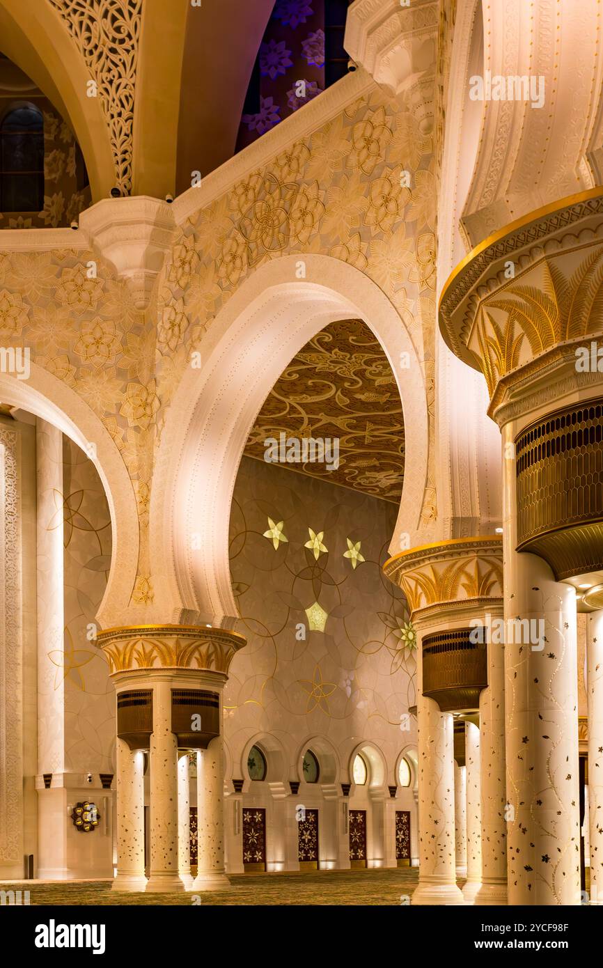 Sala di preghiera, interno con lampadario, illuminazione serale, Moschea Sheikh Zayed, grande Moschea, Abu Dhabi, Emirati Arabi Uniti, Asia Foto Stock