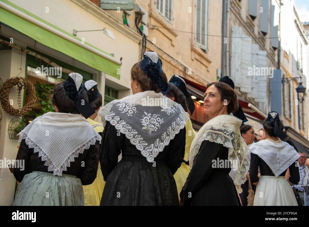 Un gruppo di donne in costume tradizionale ad Arles, Provenza-Alpi-Costa Azzurra, Francia Foto Stock