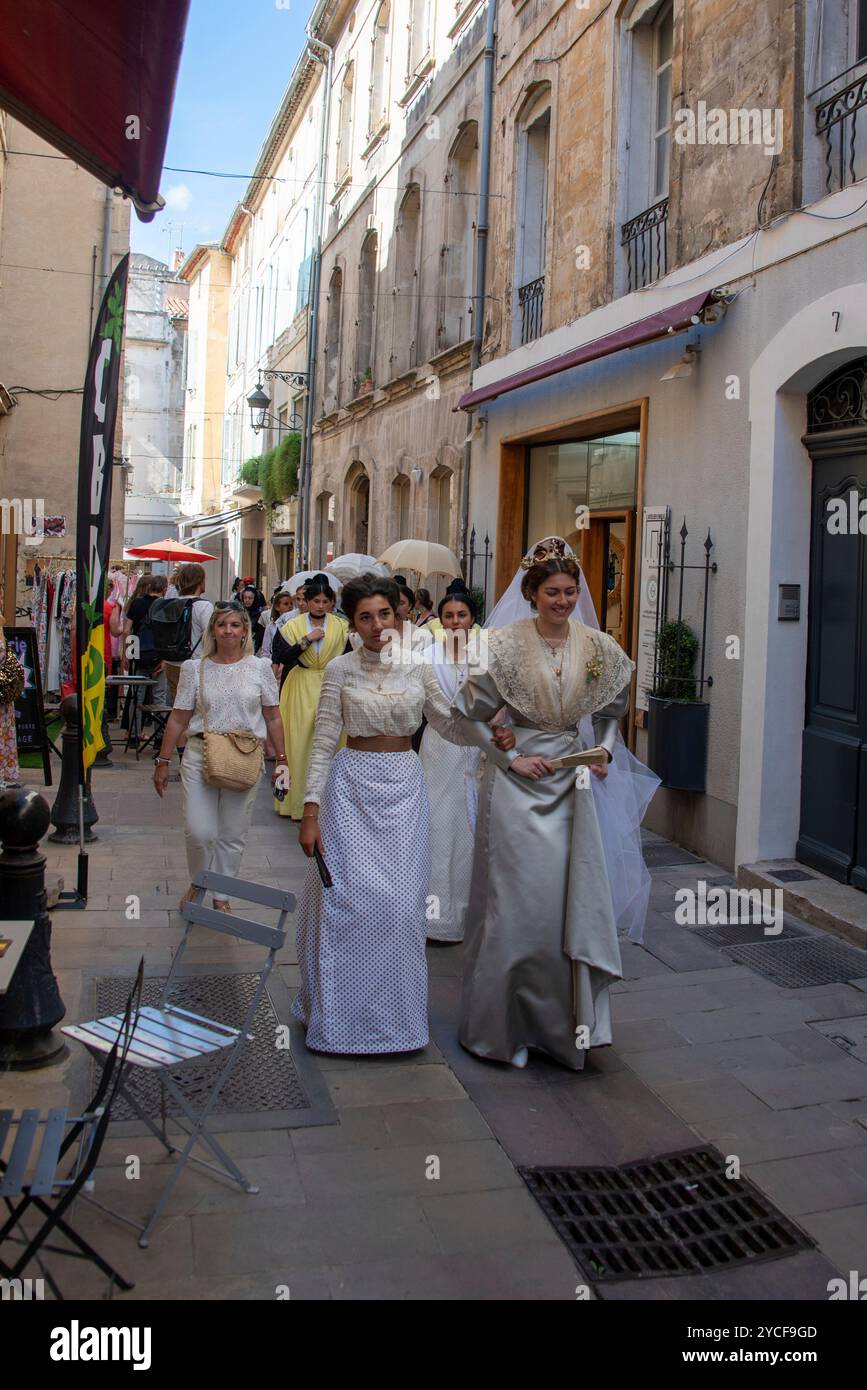 Un gruppo di donne in costume tradizionale ad Arles, Provenza-Alpi-Costa Azzurra, Francia Foto Stock