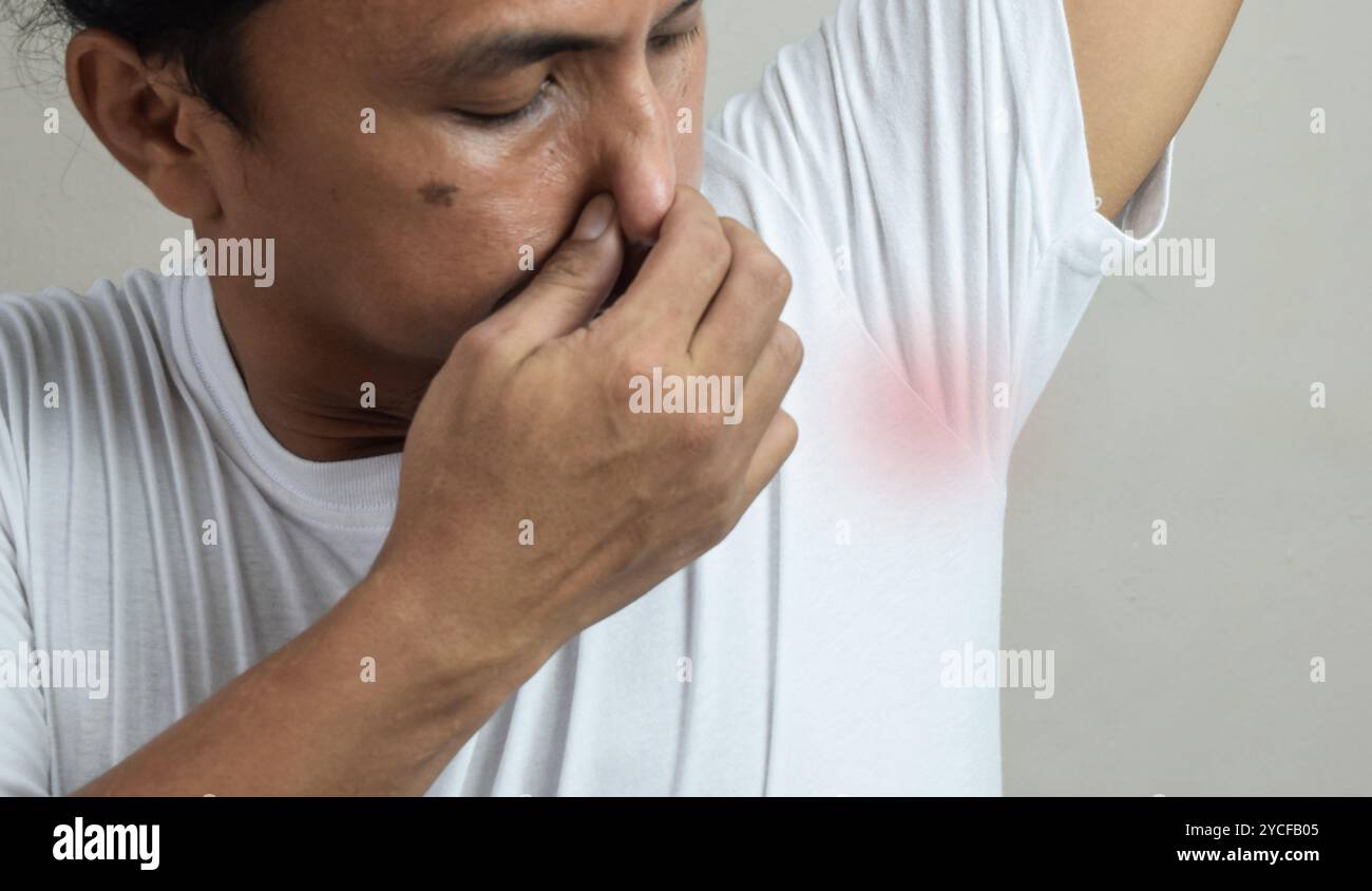 Gli uomini indossano una camicia bianca, le braccia sono ricoperte di ascelle, i dolci sono impuri e impuri Foto Stock