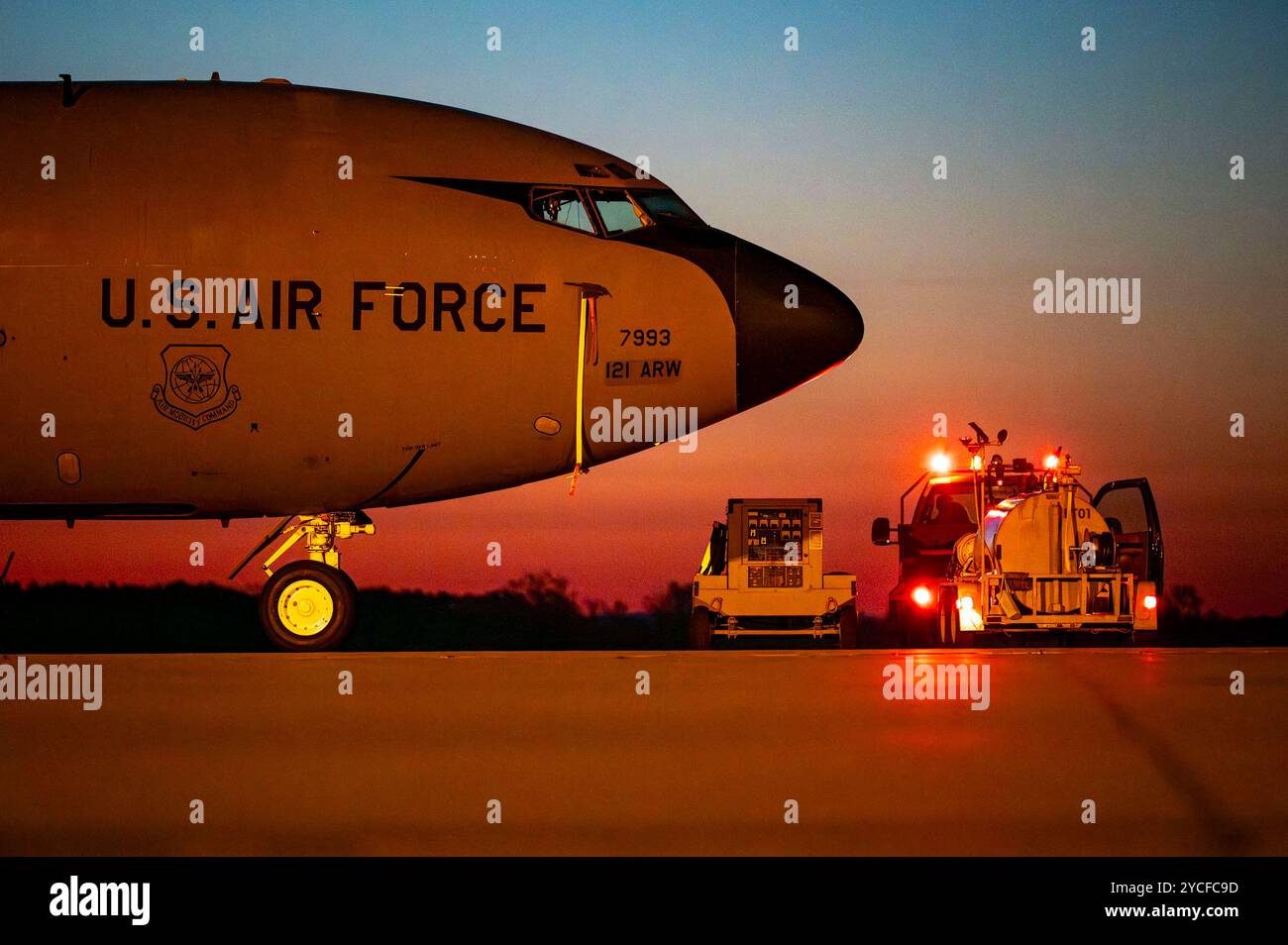 Il sergente William Jones, capo dell'equipaggio del 121st Air Refueling Wing, ispeziona un KC-135 Stratotanker presso il Rickenbacker Air National G Foto Stock
