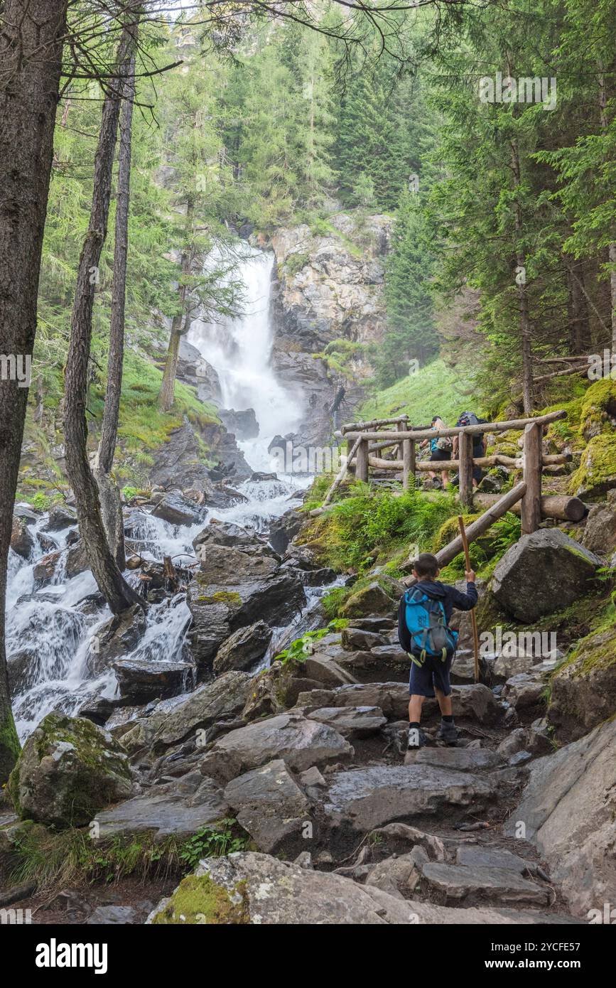 Passeggiate per bambini lungo il sentiero roccioso delle cascate Saent in Val di Rabbi. Europa, Italia, Trentino alto Adige, provincia di Trento, Valle del sole, rabbino. Foto Stock