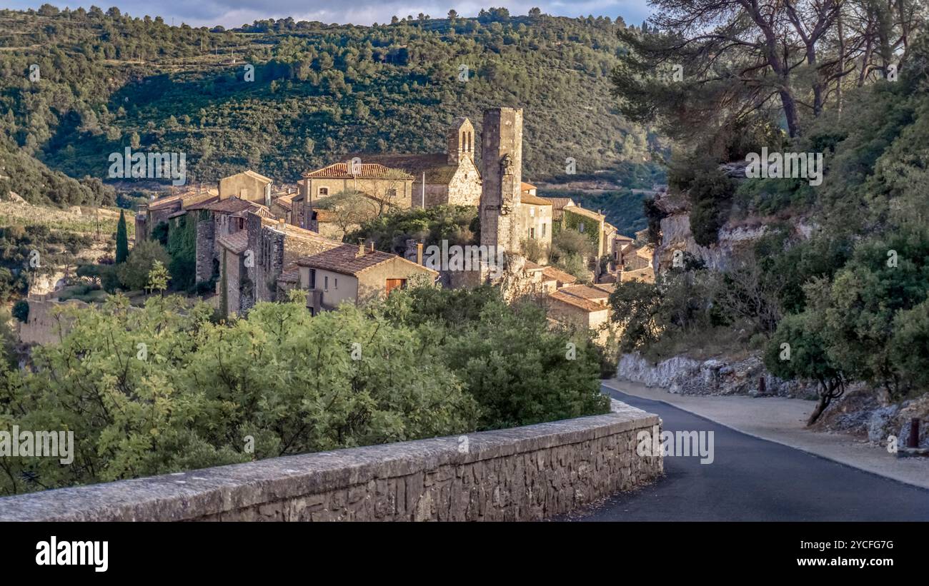 I resti della torre del vecchio castello furono costruiti nel XIII secolo. Il borgo medievale è stato costruito su una roccia ed è considerato l'ultimo rifugio dei catari. Les Plus beaux Villages de France (i villaggi più belli della Francia). L'area comunale fa parte del Parco naturale regionale della Linguadoca. Foto Stock