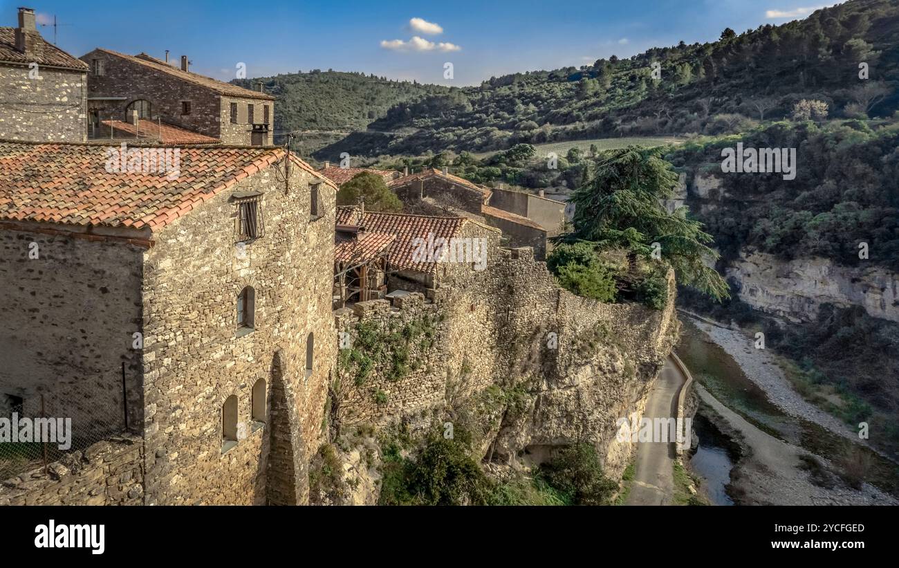 Vista parziale di Minerve. Il villaggio fu l'ultimo rifugio dei catari nel XIII secolo. Più beaux Villages de France. L'area comunale fa parte del Parco naturale regionale della Linguadoca. Foto Stock