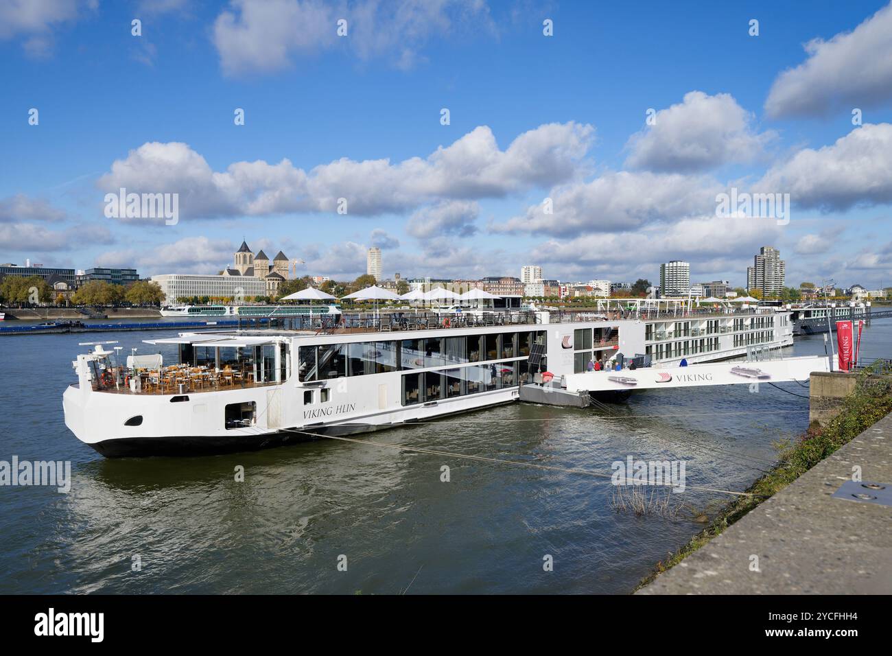 Colonia, Germania 22 ottobre 2024: La nave da crociera sul fiume Viking Hlin è ormeggiata sulle rive del Reno a Deutz con vista sulla città vecchia di Colonia Foto Stock