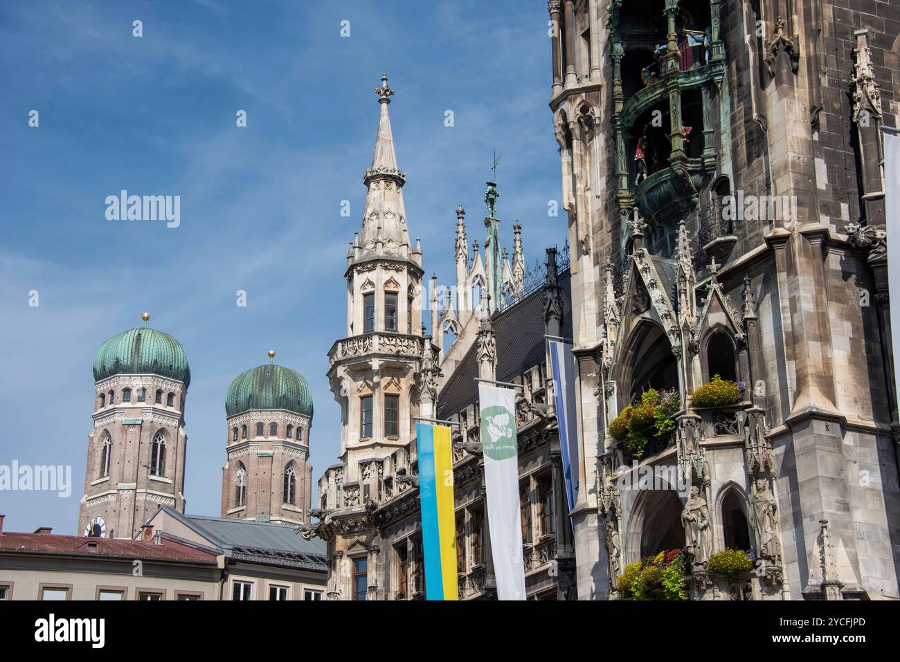 Nuovo municipio in Marienplatz, neogotico, dietro le cupole a cipolla della Frauenkirche, Monaco, Baviera, Germania Foto Stock