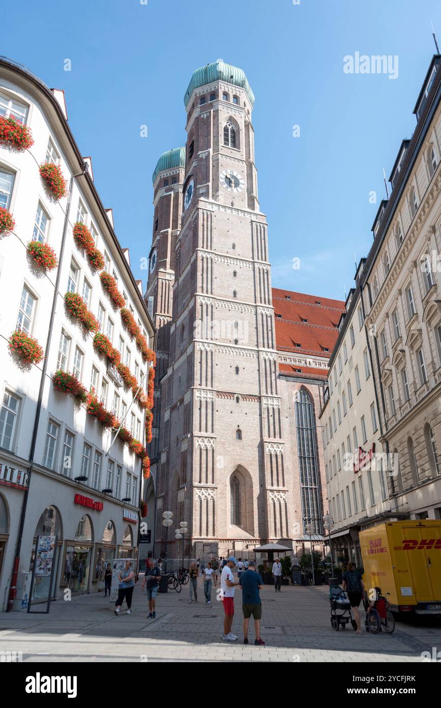 Cattedrale di Monaco, cupola a cipolla della Frauenkirche, di fronte ai grandi magazzini Hirmer, Monaco, Baviera, Germania Foto Stock