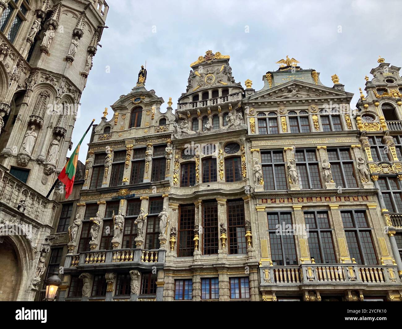 Le Guildhall barocche della Grand Place. Città di Bruxelles, regione Bruxelles-capitale, Belgio. 29 giugno 2023. Foto Stock