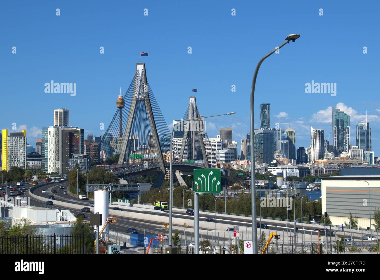 Lo skyline della città di Sydney si vede da Rozelle con il Ponte Anzac in primo piano Foto Stock