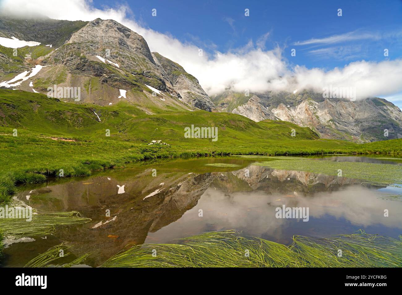Lago nel bacino del Cirque de Troumouse nel Parco Nazionale dei Pirenei vicino a Gavarnie-Gedre, Francia, Europa Foto Stock