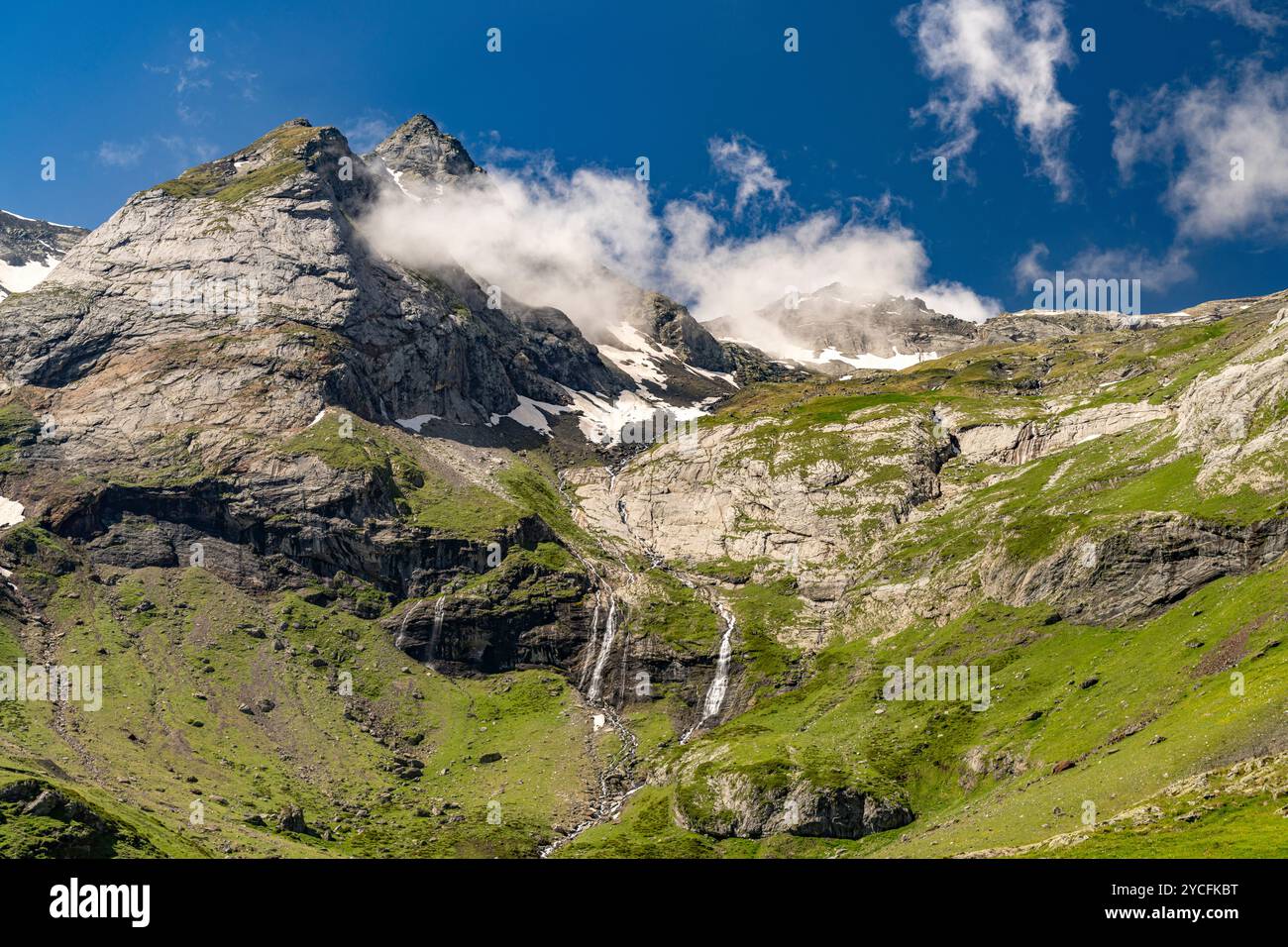 Cascata presso il bacino del Cirque de Troumouse nel Parco Nazionale dei Pirenei vicino a Gavarnie-Gedre, Francia, Europa Foto Stock