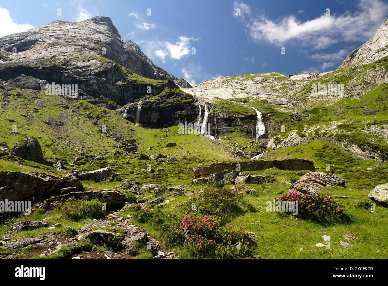 Cascata presso il bacino del Cirque de Troumouse nel Parco Nazionale dei Pirenei vicino a Gavarnie-Gedre, Francia, Europa Foto Stock