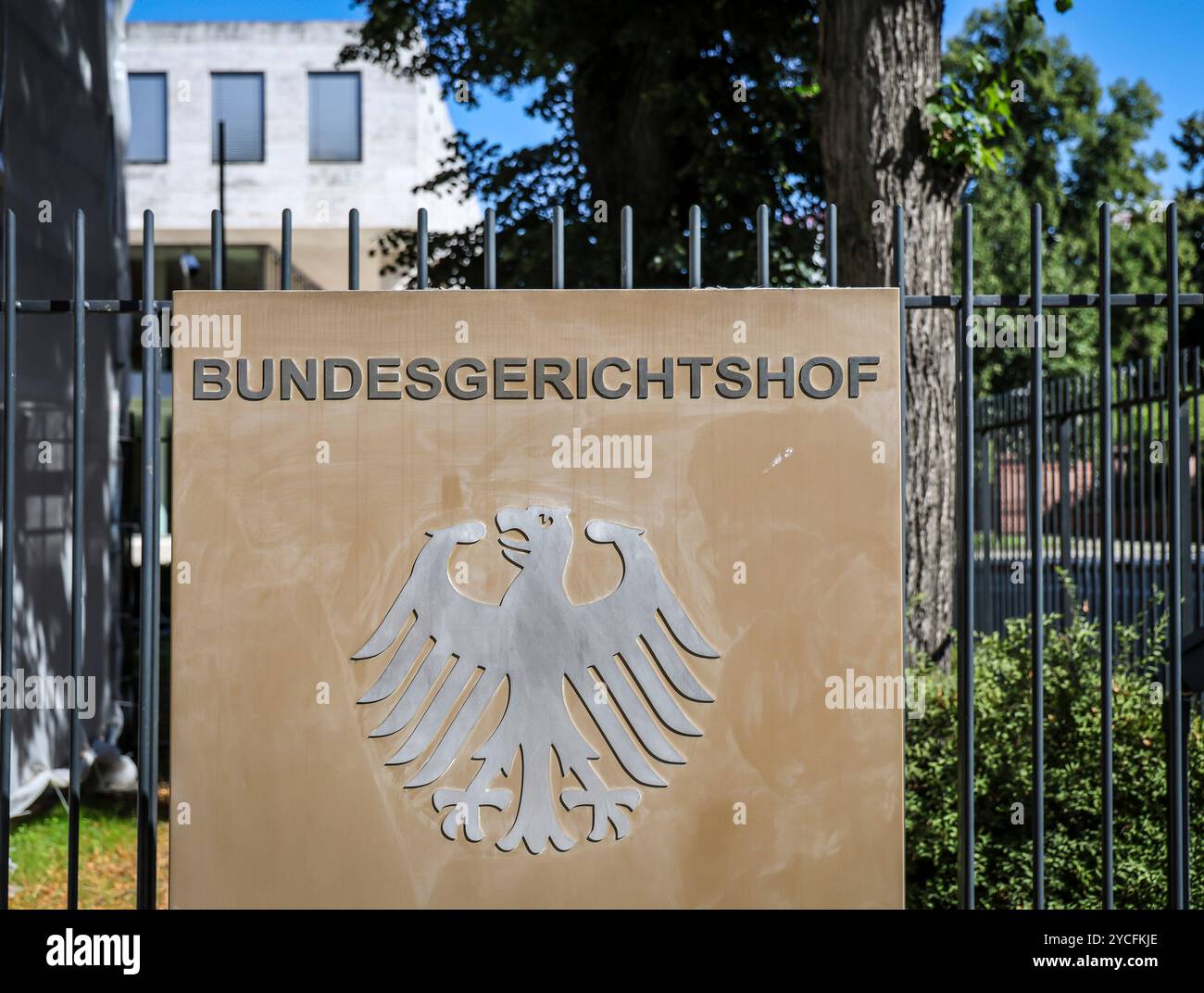 Karlsruhe, Baden-Württemberg, Germania - Corte federale di giustizia, firma con il simbolo aquila federale e lettere davanti all'edificio della Corte federale di giustizia. Foto Stock