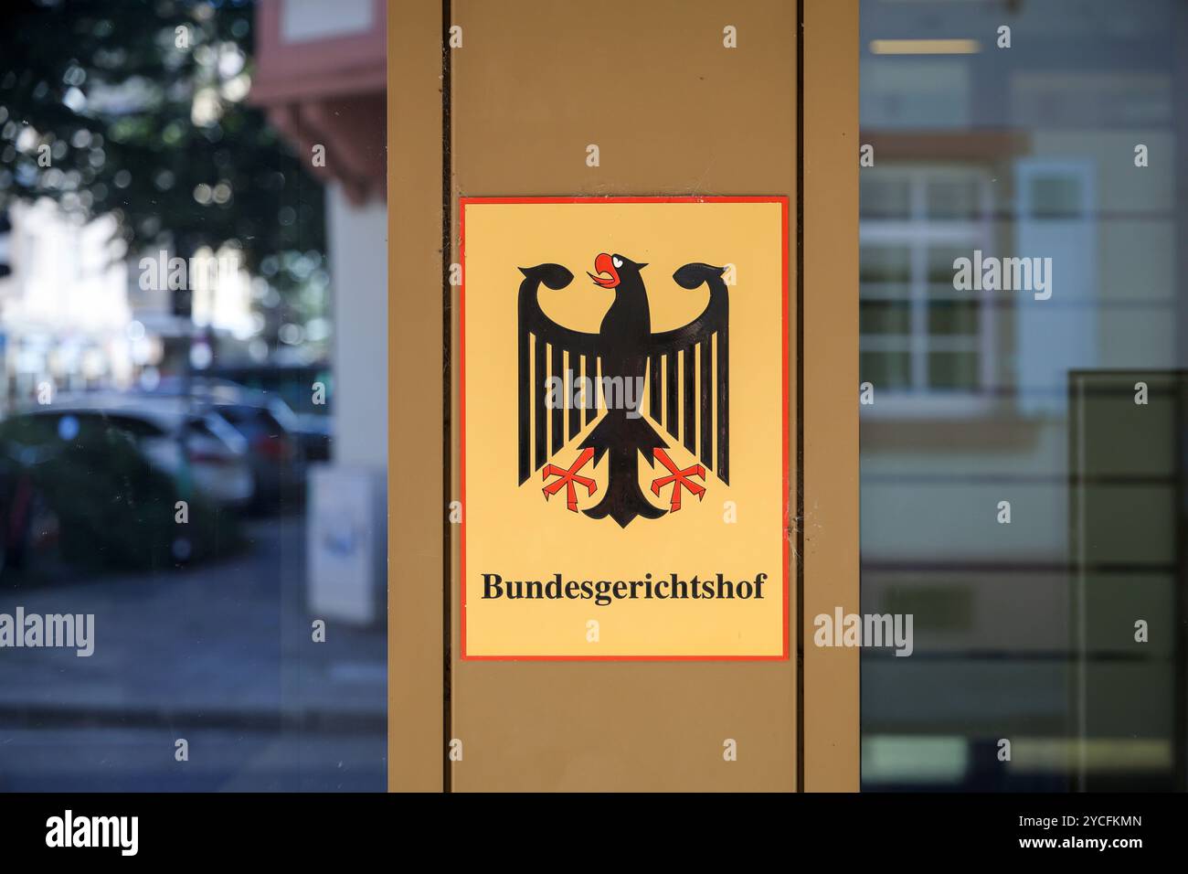 Karlsruhe, Baden-Württemberg, Germania - Corte federale di giustizia, firma con il simbolo aquila federale e lettere davanti all'edificio della Corte federale di giustizia. Foto Stock
