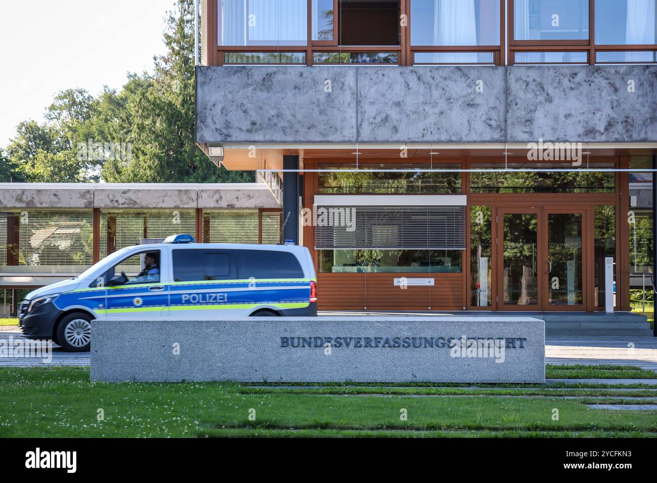 Karlsruhe, Baden-Württemberg, Germania - Corte costituzionale federale, aquila federale e lettere di fronte all'edificio della Corte costituzionale federale. Foto Stock