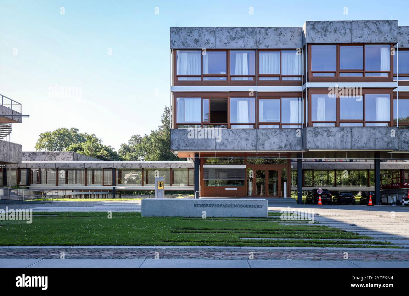 Karlsruhe, Baden-Württemberg, Germania - Corte costituzionale federale, aquila federale e lettere di fronte all'edificio della Corte costituzionale federale. Foto Stock