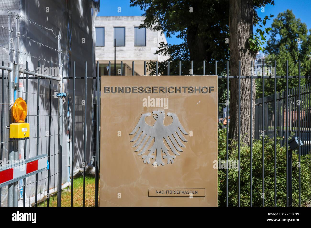 Karlsruhe, Baden-Württemberg, Germania - Corte federale di giustizia, firma con il simbolo aquila federale e lettere davanti all'edificio della Corte federale di giustizia. Foto Stock