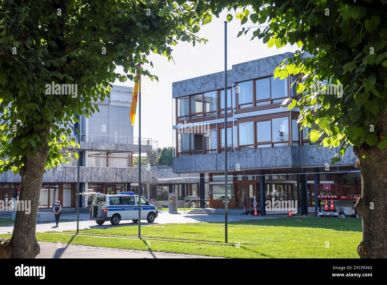 Karlsruhe, Baden-Württemberg, Germania - Corte costituzionale federale, aquila federale e lettere di fronte all'edificio della Corte costituzionale federale. Foto Stock