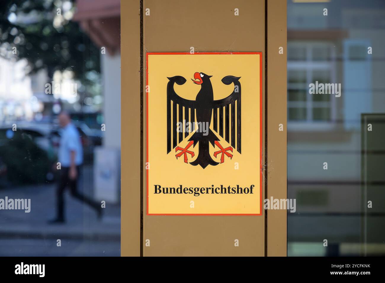 Karlsruhe, Baden-Württemberg, Germania - Corte federale di giustizia, firma con il simbolo aquila federale e lettere davanti all'edificio della Corte federale di giustizia. Foto Stock